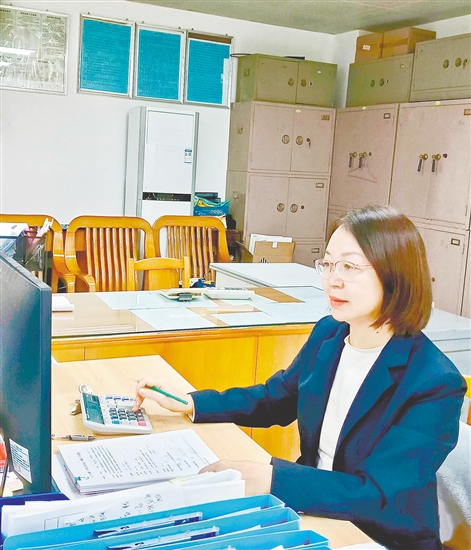 呂妙芬在處理財(cái)務(wù)工作。