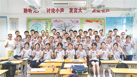 林麗芳（左一）與學(xué)生關(guān)系融洽。