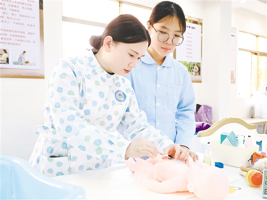 劉金蘭教學(xué)生嬰幼兒臍部護(hù)理的規(guī)范動(dòng)作。