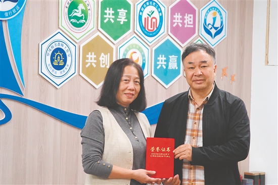 梁錦芳獲得表彰。