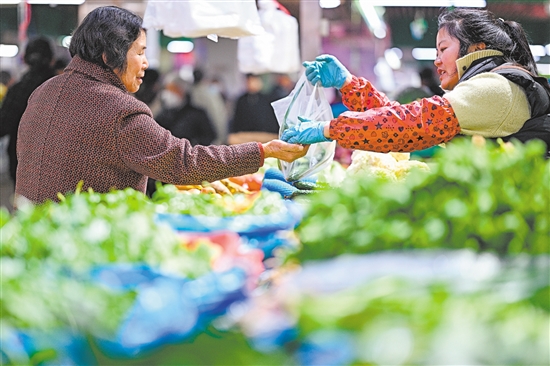 3月9日，消費(fèi)者在江蘇省南京市雨花臺(tái)區(qū)一家農(nóng)貿(mào)市場選購蔬菜。新華社發(fā)