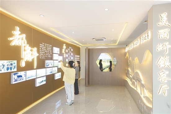 都斛鎮(zhèn)美麗圩鎮(zhèn)客廳內(nèi)部打造集歷史沿革、文化底蘊、規(guī)劃布局、建設(shè)成效、經(jīng)濟發(fā)展展示及特色產(chǎn)品展銷、游客服務(wù)于一體的綜合展覽空間。