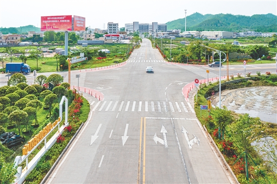 都斛鎮(zhèn)主入口是一處集交通便利、文化展示和休閑娛樂于一體的綜合性出入口，也是連通江門新會、珠海的重要交通樞紐。