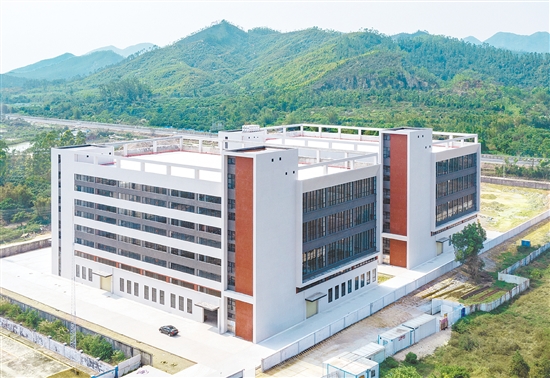 廣南化工實業(yè)有限公司寵物籠生產(chǎn)項目占地22575平方米，分三期建設(shè)，目前已完成80%，投產(chǎn)后將形成規(guī)?；⒅悄芑膶櫸镉闷飞a(chǎn)基地。