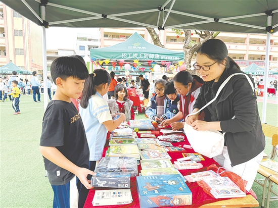 作為“顧客”的學(xué)生穿梭在各個(gè)攤位之間，認(rèn)真挑選心儀的物品。