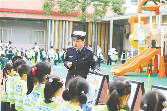 “護(hù)苗女警”為幼兒園的孩子們普及交通安全知識。
