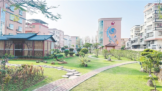江海區(qū)新民小學(xué)處處都有綠意。
