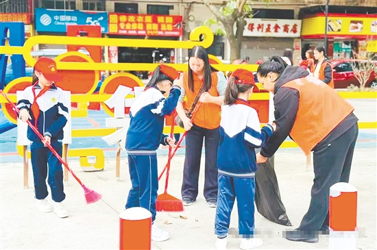 志愿隊伍化身“環(huán)保小衛(wèi)士”，一起清掃垃圾。