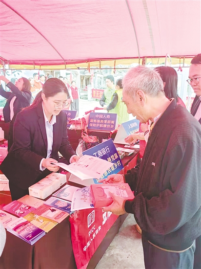 銀行志愿者耐心為村民講解金融安全知識。