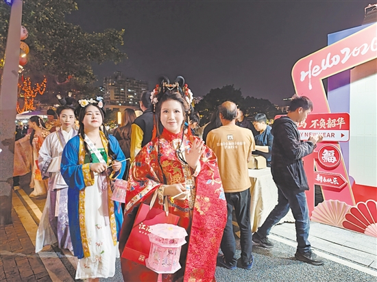 漢服愛好者穿著漢服提燈夜游。陳嬋