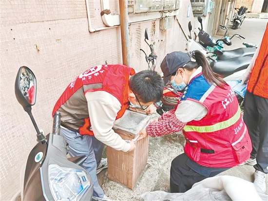 志愿者、網(wǎng)格員齊上陣，對(duì)蚊蟲易孳生場(chǎng)所進(jìn)行重點(diǎn)清理。
