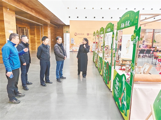 圭峰會(huì)城黨政主要領(lǐng)導(dǎo)帶隊(duì)拜訪企業(yè)，深入了解企業(yè)發(fā)展戰(zhàn)略、投資意向，尋找合作機(jī)遇。