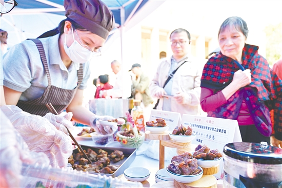 參賽選手認真準備菜品。