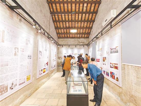 湯釗猷院士展覽館開館后，吸引眾多宗親鄉(xiāng)鄰慕名前來參觀。