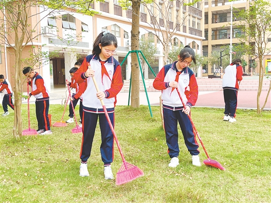 新會東區(qū)學(xué)校的同學(xué)們積極參與環(huán)境清潔行動。