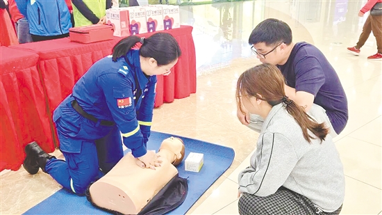 志愿者向市民示范心肺復蘇等急救技能的操作要領。