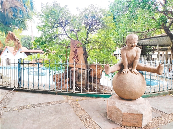 蓬萊公園內(nèi)的兒童游泳池等設施承載著不少江門人的回憶。