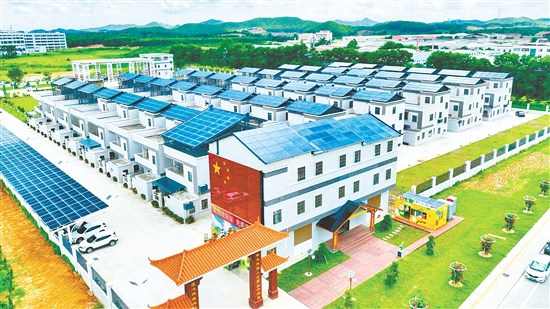址山鎮(zhèn)將持續(xù)深化隆基光伏產(chǎn)品本土多場景應(yīng)用，推動(dòng)全鎮(zhèn)光伏總裝機(jī)容量達(dá)120兆瓦，逐步實(shí)現(xiàn)全域光伏應(yīng)用，打造光伏特色小鎮(zhèn)。圖為址山鎮(zhèn)蓮珠新村。