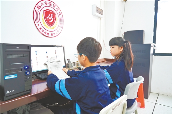 校園廣播站精心打造多個節(jié)目，滿足學生了解校園資訊與國內(nèi)外時事新聞、拓寬知識面、提升寫作能力等多元需求。