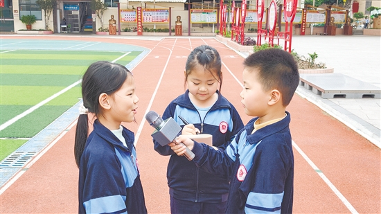 學生們化身為小播音員、小記者，用筆觸記錄身邊的精彩，用聲音講述美好的故事。