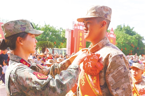 趙秀雯在幫弟弟整理儀容儀表。