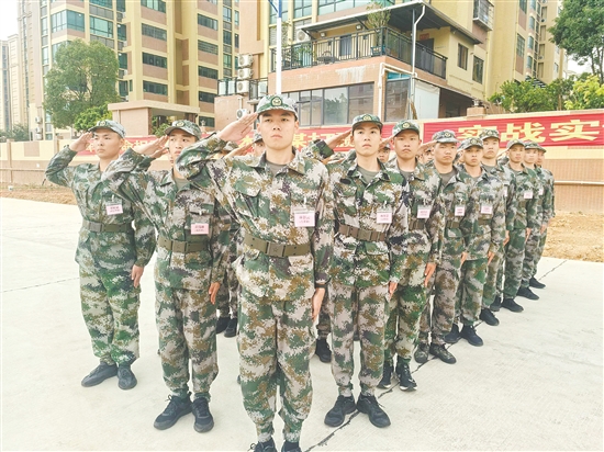 新會(huì)區(qū)預(yù)定新兵整齊列隊(duì)。