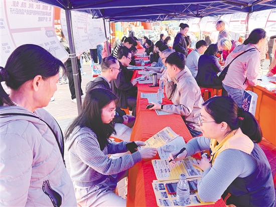 招聘活動中，求職者與企業(yè)招聘人員進行交流。