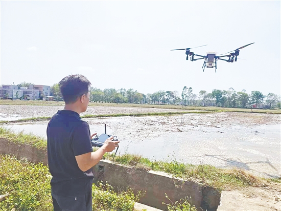 參與無人機(jī)培訓(xùn)的學(xué)員正在學(xué)習(xí)操作技巧。