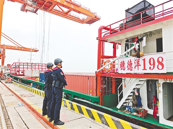 江門邊檢站民警為“穗德洋198”輪運載的貨物完成通關(guān)。
