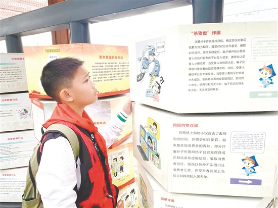 青蘋果小記者參觀江海法治廣場。