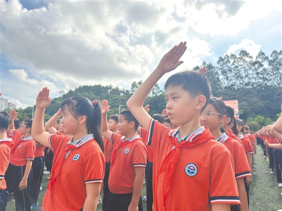 蓬江學(xué)子精神抖擻。