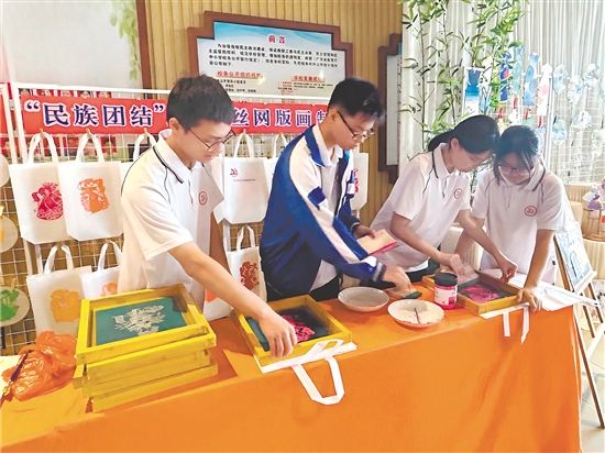 開平市東河中學(xué)梁美嫻老師的《文化傳承與藝術(shù)創(chuàng)新的融合實(shí)踐——僑鄉(xiāng)特色版畫校本課程建設(shè)與教學(xué)改革》獲一等獎(jiǎng)。