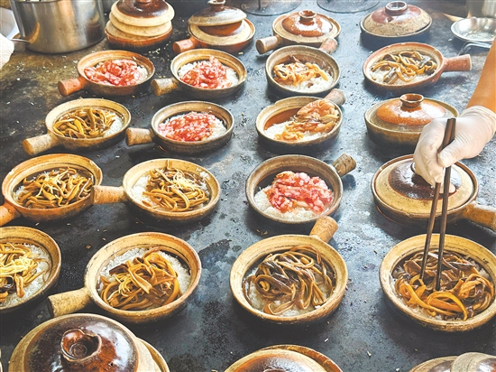 柴火煲仔飯受到食客的青睞。