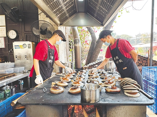 師傅正在烹飪煲仔飯。