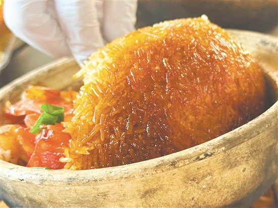 鍋巴是柴火煲仔飯的靈魂。