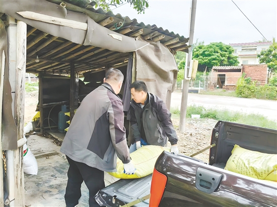 針對農(nóng)戶運(yùn)輸難題，開平市供銷合作聯(lián)社積極推廣“農(nóng)資配送上門”服務(wù)，有效解決農(nóng)資下鄉(xiāng)“最后一公里”問題。