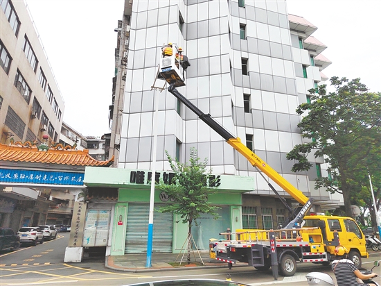 城管部門及時(shí)維修路燈。