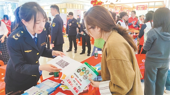 工作人員為市民提供政策解讀、消費(fèi)指引等便民服務(wù)，讓法律知識(shí)從“紙上”走到群眾身邊。