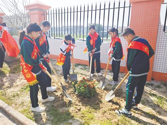 長(zhǎng)沙街道梁金山小學(xué)開展“勞動(dòng)美”社會(huì)實(shí)踐活動(dòng)。