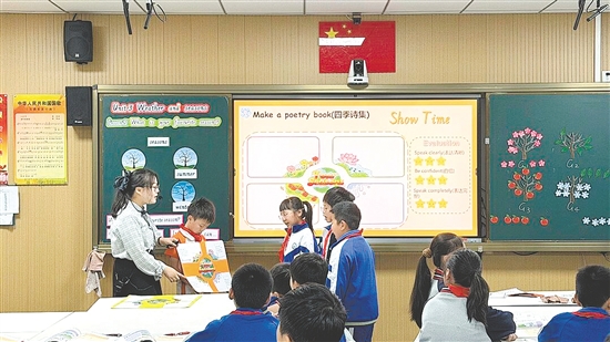 三埠街道小學(xué)舉辦英語(yǔ)優(yōu)質(zhì)課比賽，教師引領(lǐng)學(xué)生沉浸英語(yǔ)學(xué)習(xí)。