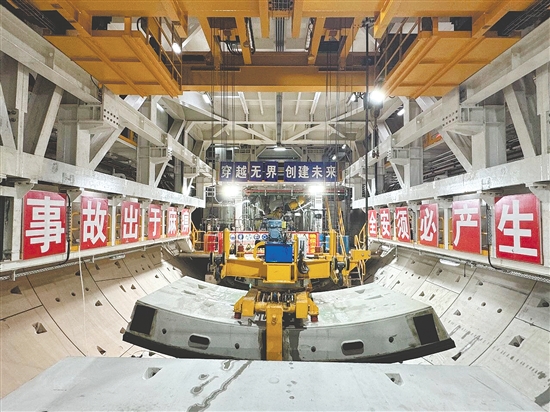 珠肇高鐵江門至珠三角樞紐機(jī)場(chǎng)段計(jì)劃年內(nèi)建成。圖為珠肇高鐵圭峰山隧道進(jìn)行管片吊裝作業(yè)，該隧道已于日前全線貫通。