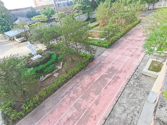 白廟小學(xué)的塑膠跑道有效改善了學(xué)生的運(yùn)動(dòng)環(huán)境。