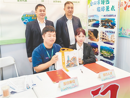 臺山依托優(yōu)質(zhì)崗位、優(yōu)惠政策和貼心服務(wù)，吸引各類人才扎根僑鄉(xiāng)。