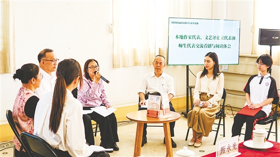 在交流分享環(huán)節(jié)，臺(tái)山市六位讀者代表暢談電視劇《我的山與?！穭∏?、閱讀感悟體會(huì)等。