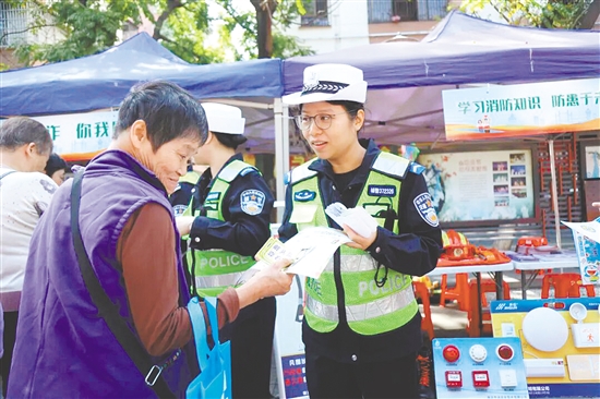江門交警深入社區(qū)，積極開展面向老年群體的交通安全宣傳活動(dòng)。