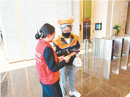 江門平安產(chǎn)險(xiǎn)工作人員進(jìn)入商圈，針對(duì)外賣員等群體開(kāi)展“一對(duì)一、面對(duì)面”精準(zhǔn)宣傳。