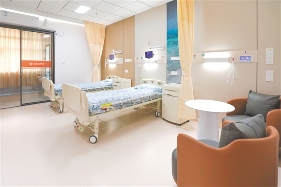 溫馨雅致的病房環(huán)境。