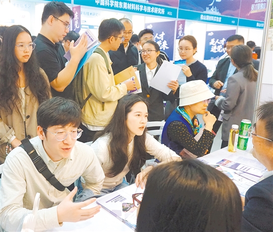 展位前圍滿了求職者，簡歷投遞、現(xiàn)場溝通、政策咨詢等有序展開。