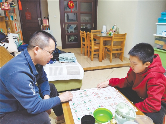 “無作業(yè)日”當(dāng)天，學(xué)生與家長一起下棋，共享快樂時光。