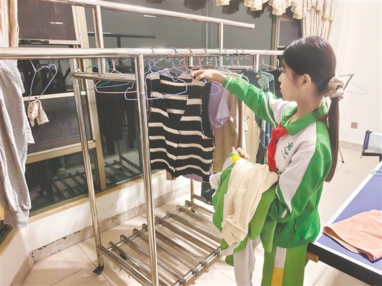 學(xué)生在“無作業(yè)日”主動參與家務(wù)勞動，培養(yǎng)勞動意識和責(zé)任擔(dān)當(dāng)。